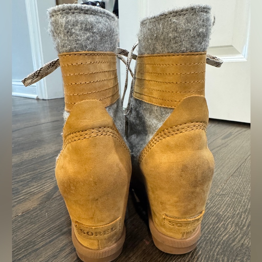 Sorel • LEXIE Wedge Felt Waterproof Ankle Boot in Camel (8) - Picture 6 of 9